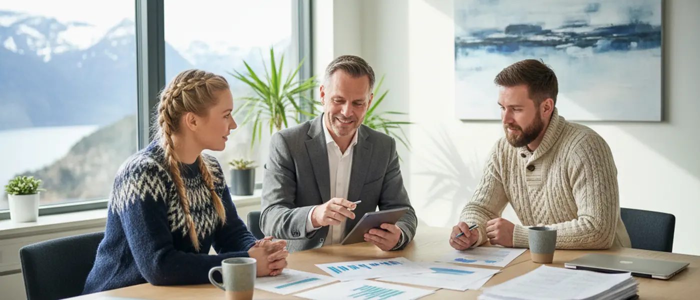 Finansrådgiver og norsk par gjennomgår porteføljestrategi i et lyst, moderne møterom