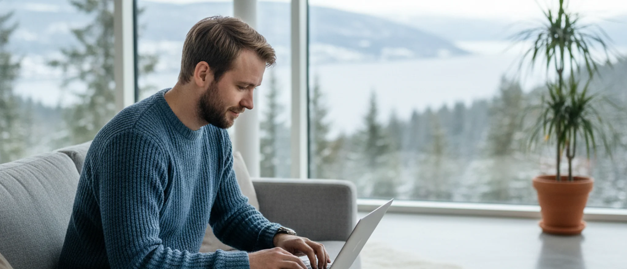 Norsk mann bruker nettbasert juridisk rådgivningstjeneste på laptop hjemme i stuen