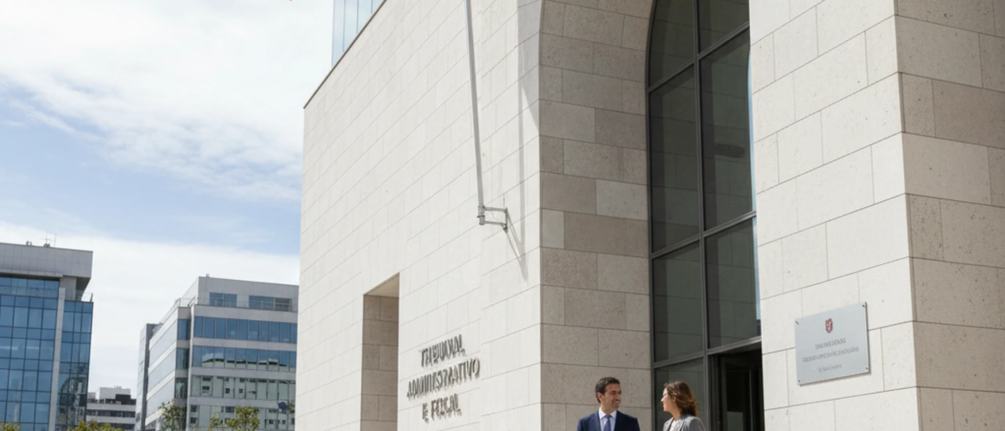 Entrada de um Tribunal Administrativo e Fiscal em Portugal com fachada em pedra
