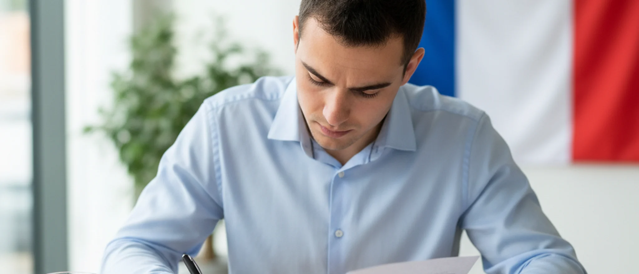 Personne remplissant un formulaire administratif dans un point d'accueil public en France