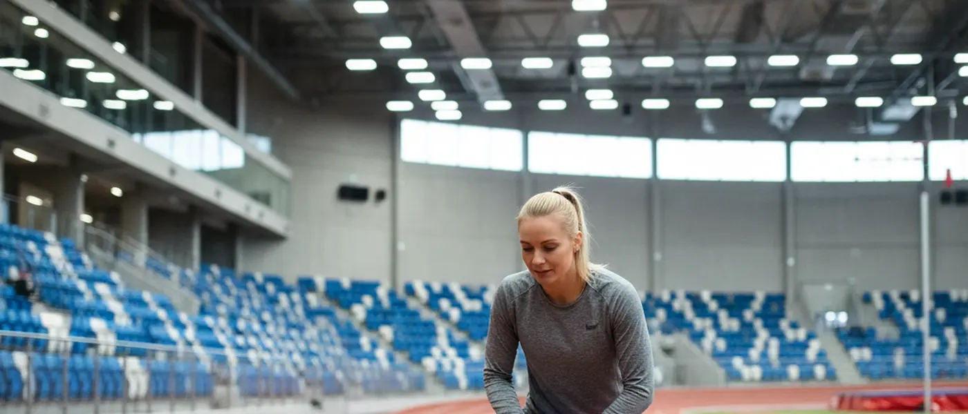 Suomalainen nainen harjoittelee sisäurheiluhallissa ennen MM-kisoja