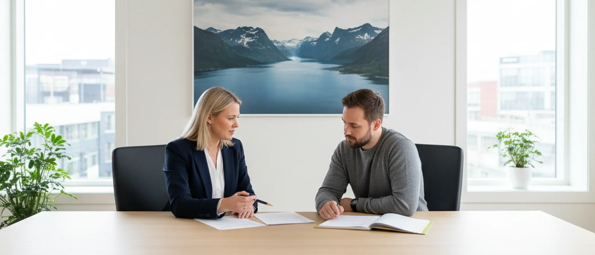 Eiendomsadvokat og klient gjennomgår dokumenter på et kontor i Norge