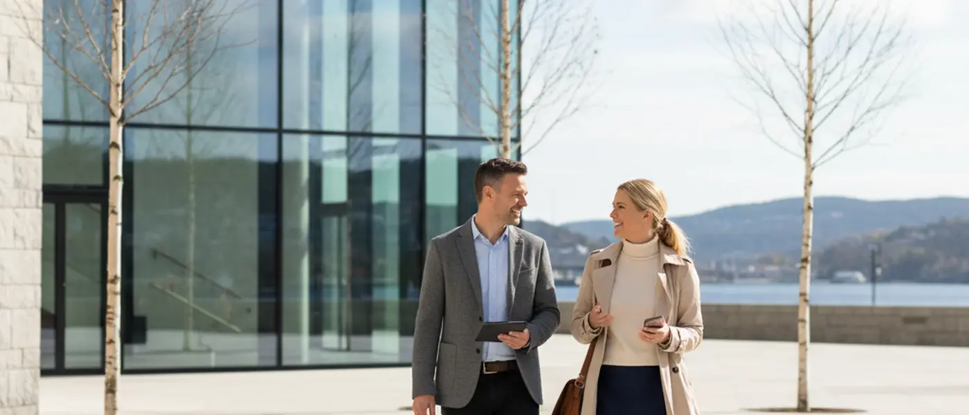 Norsk arbeidsrettsadvokat som gjennomgår ansettelsesdokumenter ved et skrivebord på et moderne kontor i Oslo