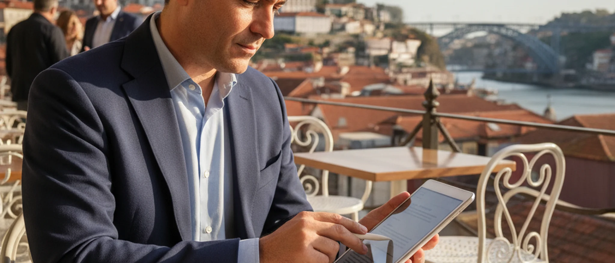 Homem português a rever documentos legais num tablet, sentado num café no Porto