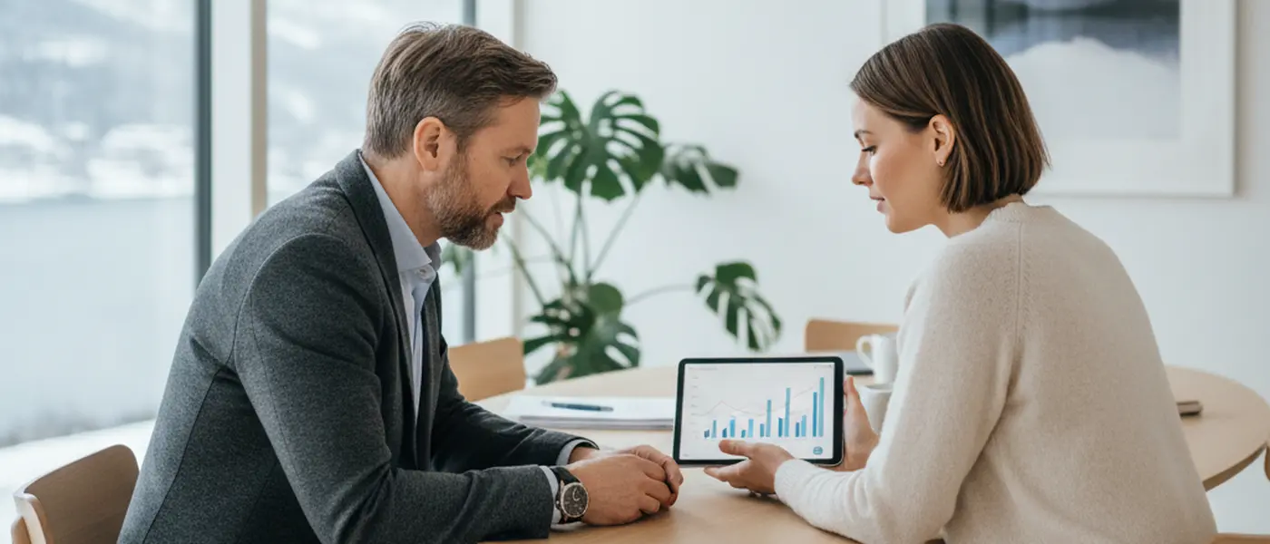 Bedriftseier og regnskapsfører i profesjonelt møte som diskuterer finansrapporter på et moderne norsk kontor