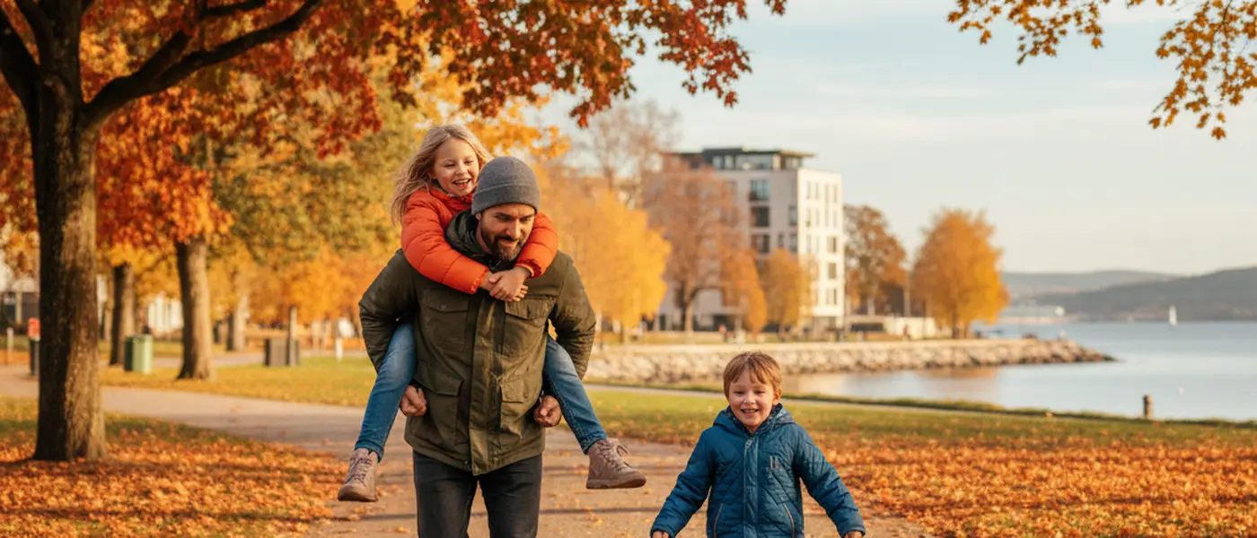 Far som leker med to barn i en park i Oslo om høsten, samvær etter skilsmisse
